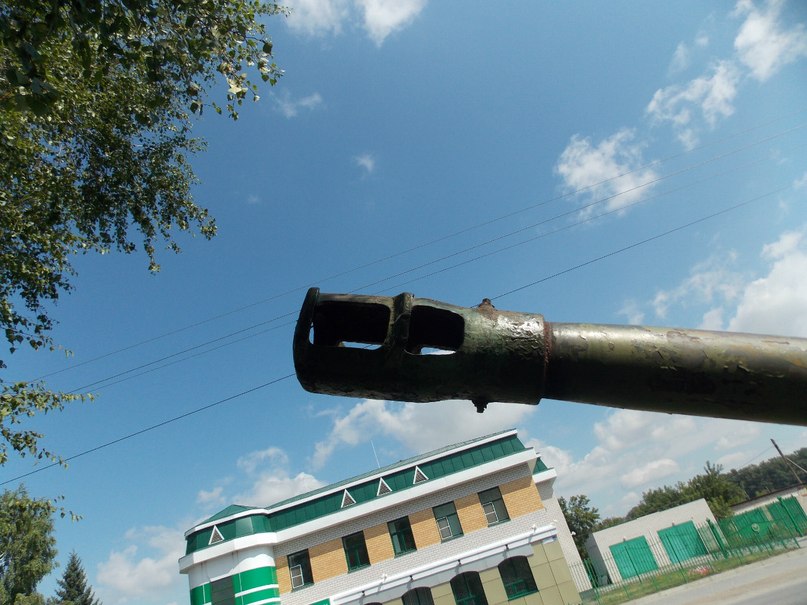 Ствол пушки на фоне Курьинского отделения Сбербанка
